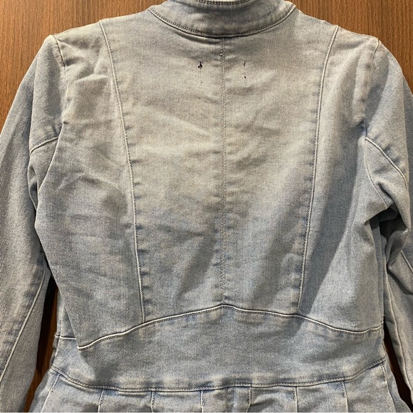 DKNY Light Wash Peplum Denim Jacket Size Small Flirty Date Night Casual Stretchy - Picture 10 of 17